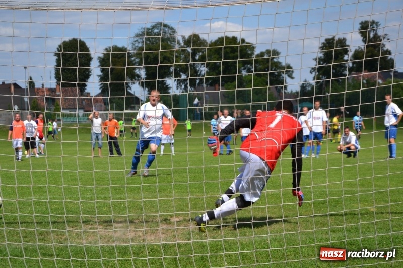 Zdjęcie w galerii na portalu naszraciborz.pl: Odlboje walczyli na murawie w Chałupkach  wiadomości z regionu