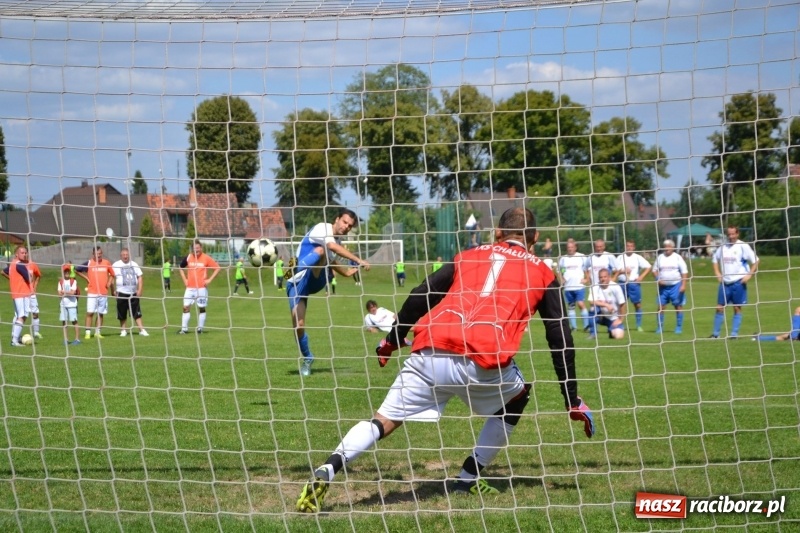 Zdjęcie w galerii na portalu naszraciborz.pl: Odlboje walczyli na murawie w Chałupkach  wiadomości z regionu