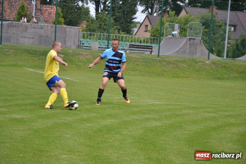 Zdjęcie w galerii na portalu naszraciborz.pl: Odlboje walczyli na murawie w Chałupkach  wiadomości z regionu