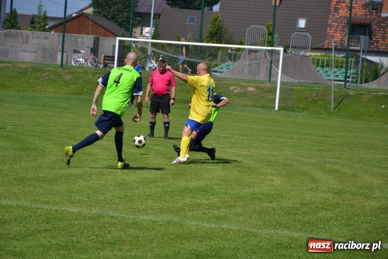 Zdjęcie w galerii na portalu naszraciborz.pl: Odlboje walczyli na murawie w Chałupkach  wiadomości z regionu