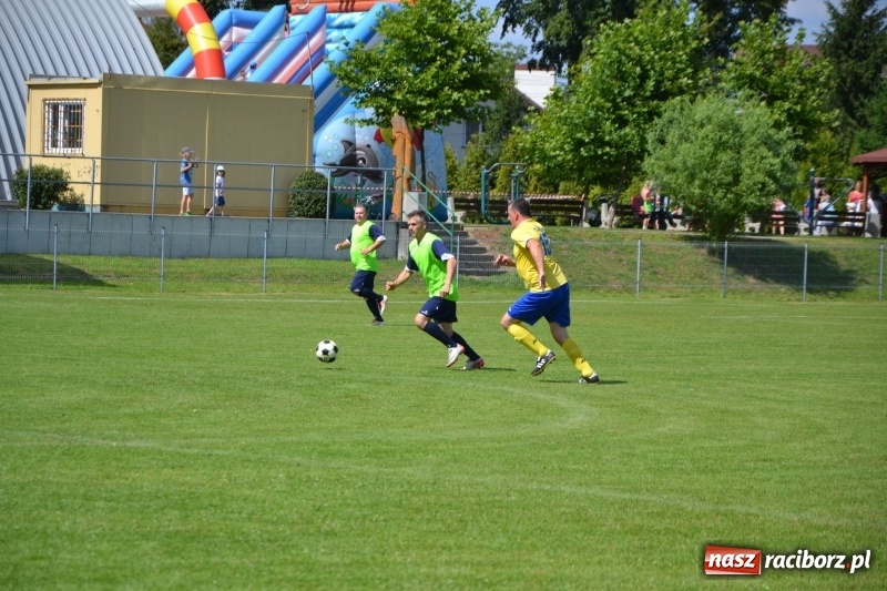 Zdjęcie w galerii na portalu naszraciborz.pl: Odlboje walczyli na murawie w Chałupkach  wiadomości z regionu