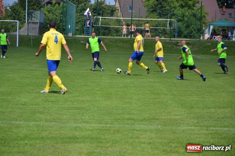 Zdjęcie w galerii na portalu naszraciborz.pl: Odlboje walczyli na murawie w Chałupkach  wiadomości z regionu