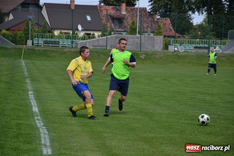 Zdjęcie w galerii na portalu naszraciborz.pl: Odlboje walczyli na murawie w Chałupkach  wiadomości z regionu