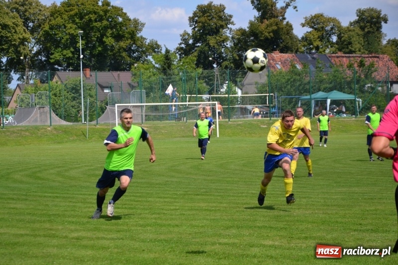 Zdjęcie w galerii na portalu naszraciborz.pl: Odlboje walczyli na murawie w Chałupkach  wiadomości z regionu
