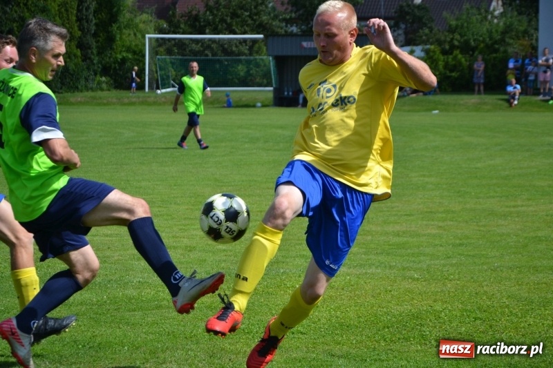 Zdjęcie w galerii na portalu naszraciborz.pl: Odlboje walczyli na murawie w Chałupkach  wiadomości z regionu