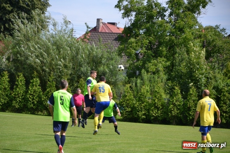 Zdjęcie w galerii na portalu naszraciborz.pl: Odlboje walczyli na murawie w Chałupkach  wiadomości z regionu