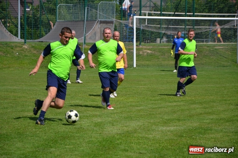 Zdjęcie w galerii na portalu naszraciborz.pl: Odlboje walczyli na murawie w Chałupkach  wiadomości z regionu