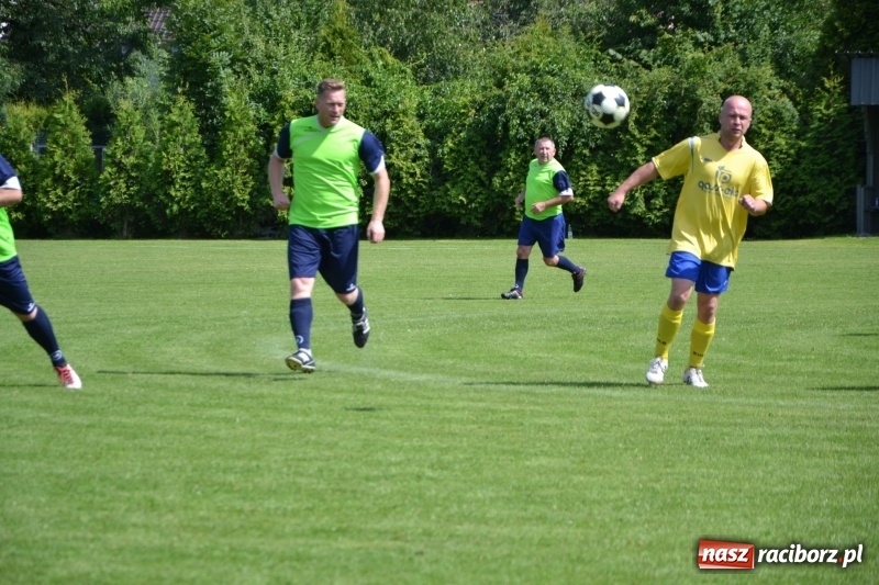 Zdjęcie w galerii na portalu naszraciborz.pl: Odlboje walczyli na murawie w Chałupkach  wiadomości z regionu