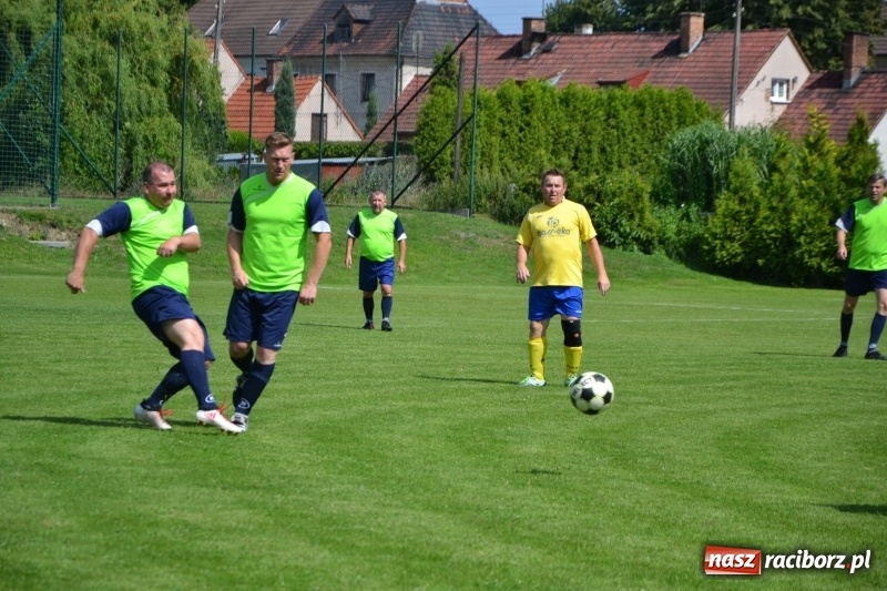 Zdjęcie w galerii na portalu naszraciborz.pl: Odlboje walczyli na murawie w Chałupkach  wiadomości z regionu