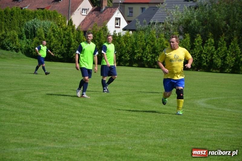 Zdjęcie w galerii na portalu naszraciborz.pl: Odlboje walczyli na murawie w Chałupkach  wiadomości z regionu