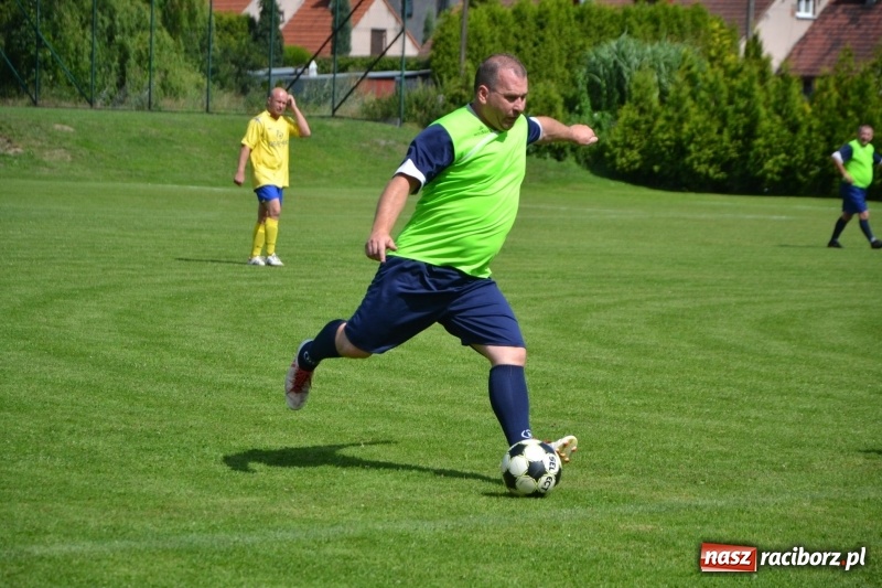 Zdjęcie w galerii na portalu naszraciborz.pl: Odlboje walczyli na murawie w Chałupkach  wiadomości z regionu