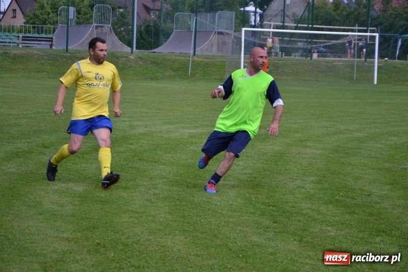 Zdjęcie w galerii na portalu naszraciborz.pl: Odlboje walczyli na murawie w Chałupkach  wiadomości z regionu