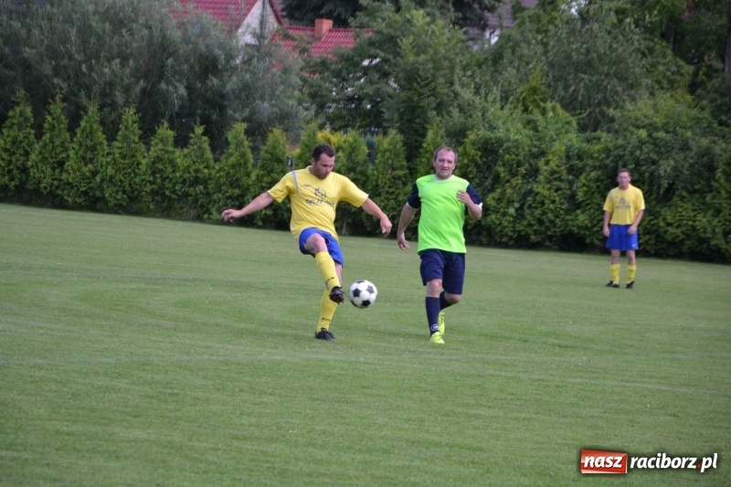 Zdjęcie w galerii na portalu naszraciborz.pl: Odlboje walczyli na murawie w Chałupkach  wiadomości z regionu