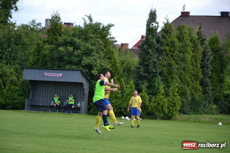 Zdjęcie w galerii na portalu naszraciborz.pl: Odlboje walczyli na murawie w Chałupkach  wiadomości z regionu