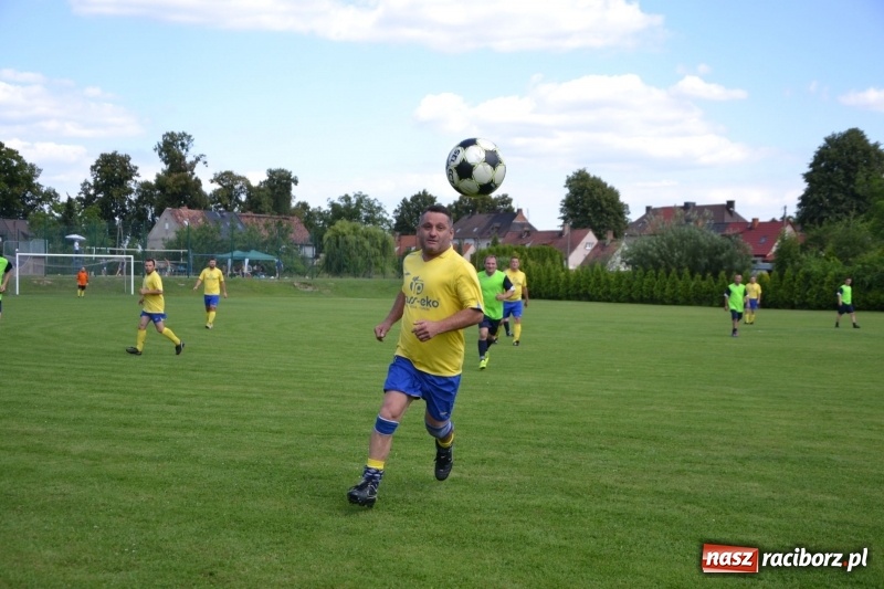 Zdjęcie w galerii na portalu naszraciborz.pl: Odlboje walczyli na murawie w Chałupkach  wiadomości z regionu