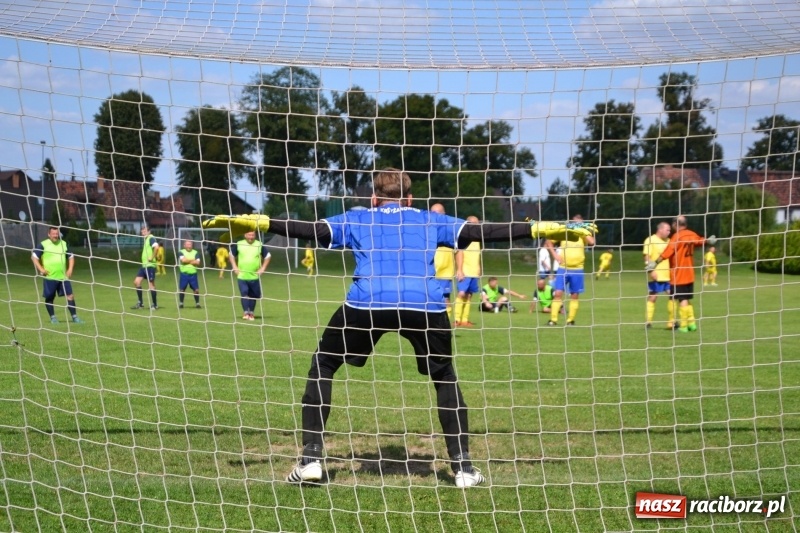 Zdjęcie w galerii na portalu naszraciborz.pl: Odlboje walczyli na murawie w Chałupkach  wiadomości z regionu