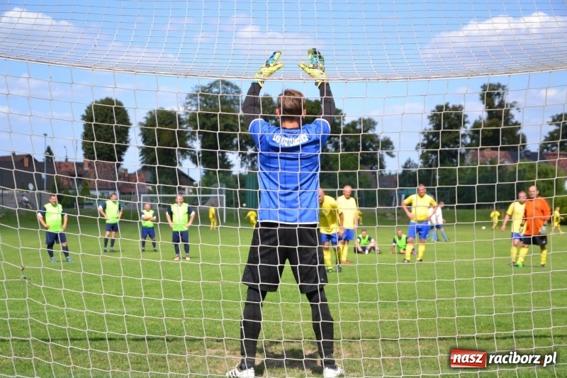 Zdjęcie w galerii na portalu naszraciborz.pl: Odlboje walczyli na murawie w Chałupkach  wiadomości z regionu