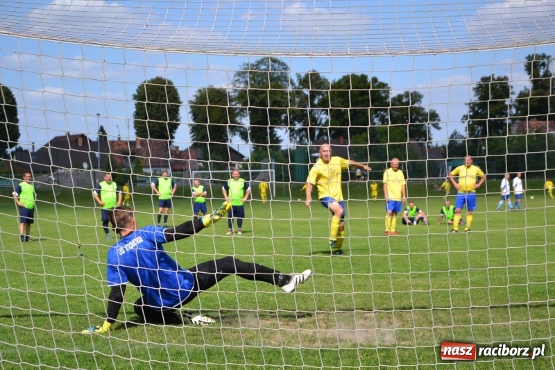 Zdjęcie w galerii na portalu naszraciborz.pl: Odlboje walczyli na murawie w Chałupkach  wiadomości z regionu