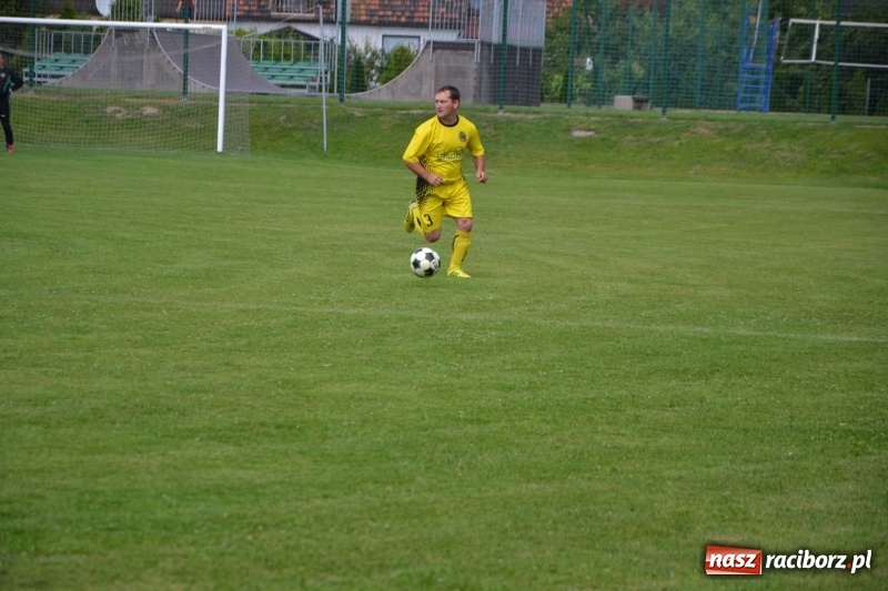 Zdjęcie w galerii na portalu naszraciborz.pl: Odlboje walczyli na murawie w Chałupkach  wiadomości z regionu