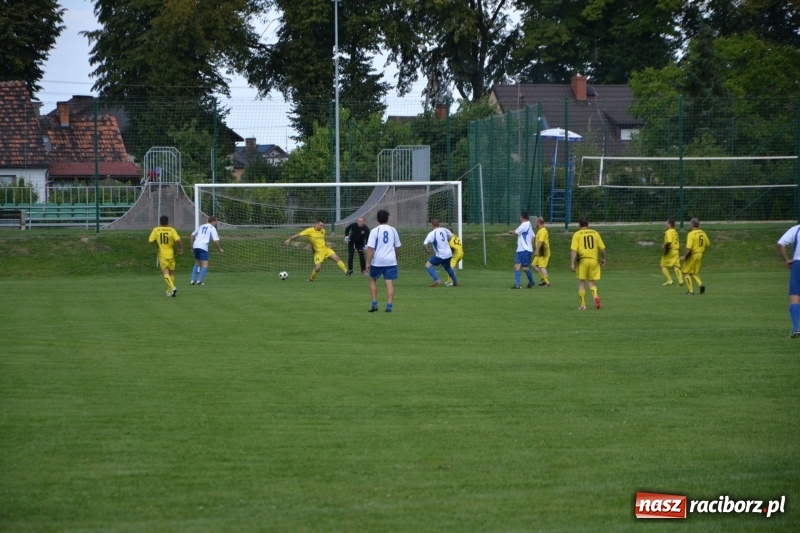 Zdjęcie w galerii na portalu naszraciborz.pl: Odlboje walczyli na murawie w Chałupkach  wiadomości z regionu
