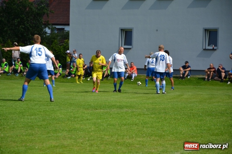 Zdjęcie w galerii na portalu naszraciborz.pl: Odlboje walczyli na murawie w Chałupkach  wiadomości z regionu