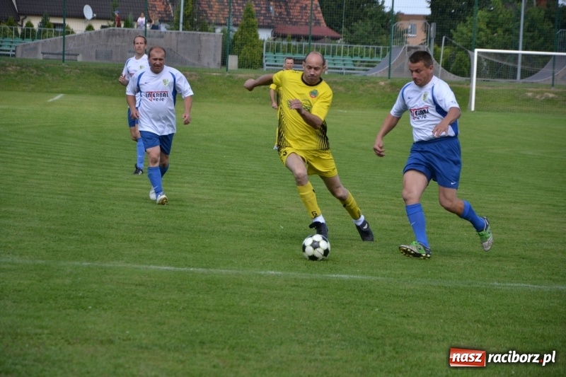 Zdjęcie w galerii na portalu naszraciborz.pl: Odlboje walczyli na murawie w Chałupkach  wiadomości z regionu