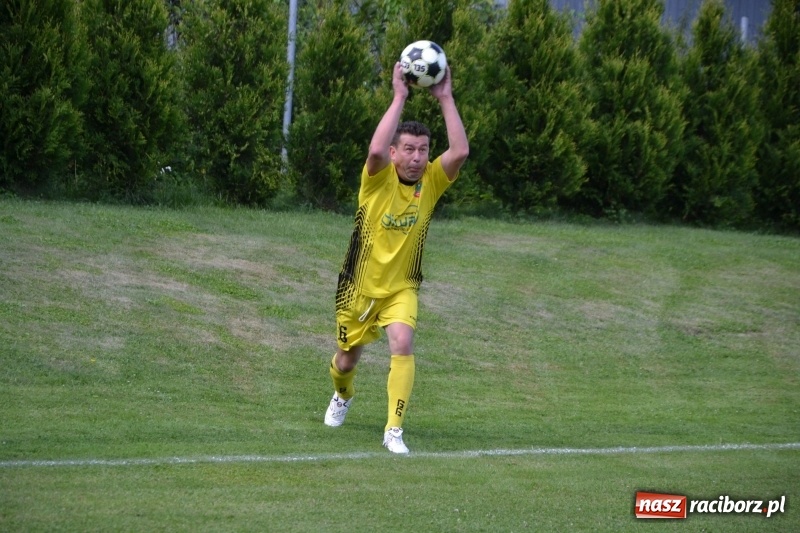 Zdjęcie w galerii na portalu naszraciborz.pl: Odlboje walczyli na murawie w Chałupkach  wiadomości z regionu