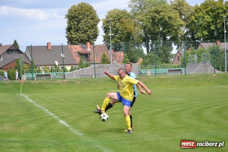Zdjęcie w galerii na portalu naszraciborz.pl: Odlboje walczyli na murawie w Chałupkach  wiadomości z regionu