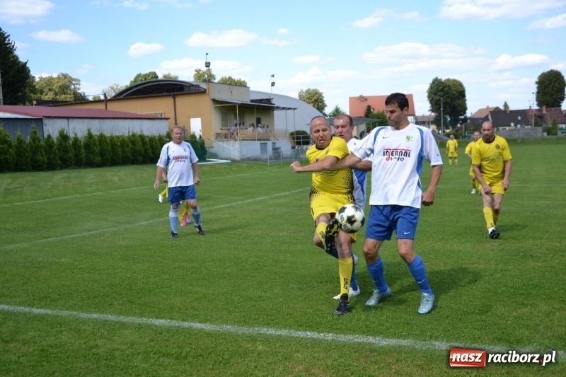 Zdjęcie w galerii na portalu naszraciborz.pl: Odlboje walczyli na murawie w Chałupkach  wiadomości z regionu