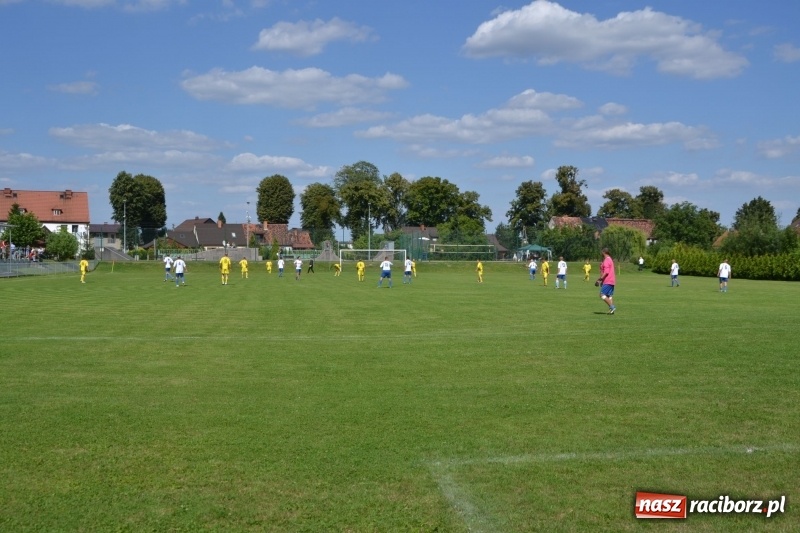 Zdjęcie w galerii na portalu naszraciborz.pl: Odlboje walczyli na murawie w Chałupkach  wiadomości z regionu