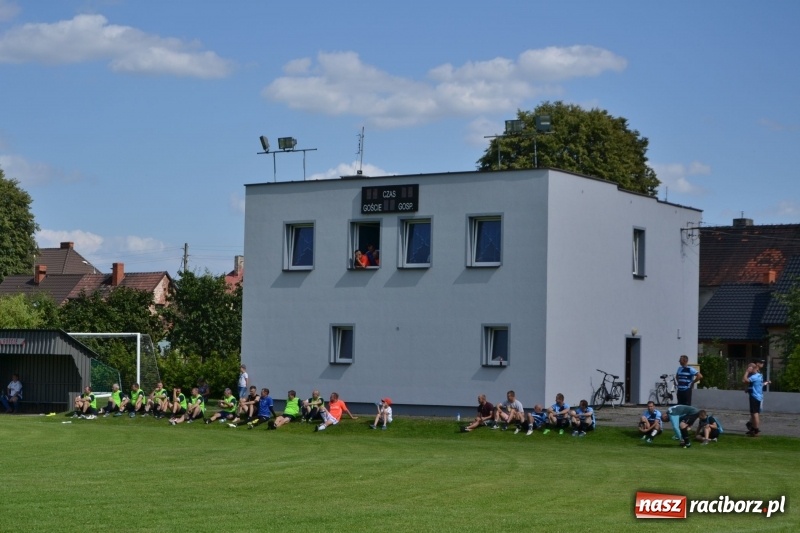 Zdjęcie w galerii na portalu naszraciborz.pl: Odlboje walczyli na murawie w Chałupkach  wiadomości z regionu