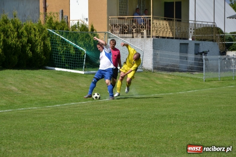 Zdjęcie w galerii na portalu naszraciborz.pl: Odlboje walczyli na murawie w Chałupkach  wiadomości z regionu