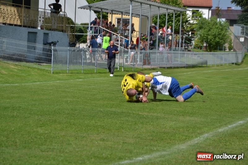 Zdjęcie w galerii na portalu naszraciborz.pl: Odlboje walczyli na murawie w Chałupkach  wiadomości z regionu