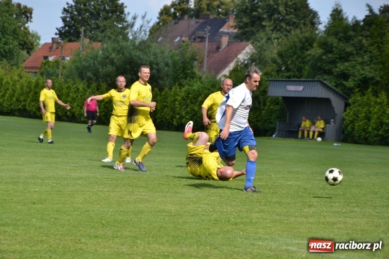 Zdjęcie w galerii na portalu naszraciborz.pl: Odlboje walczyli na murawie w Chałupkach  wiadomości z regionu