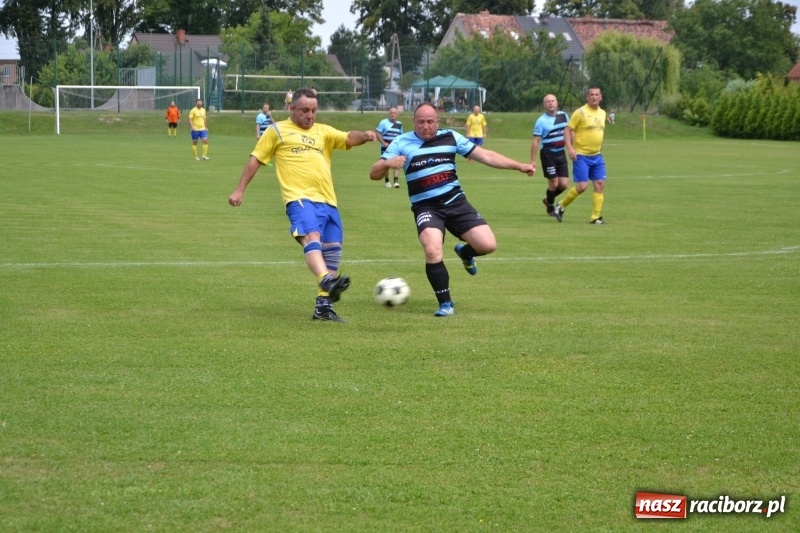 Zdjęcie w galerii na portalu naszraciborz.pl: Odlboje walczyli na murawie w Chałupkach  wiadomości z regionu