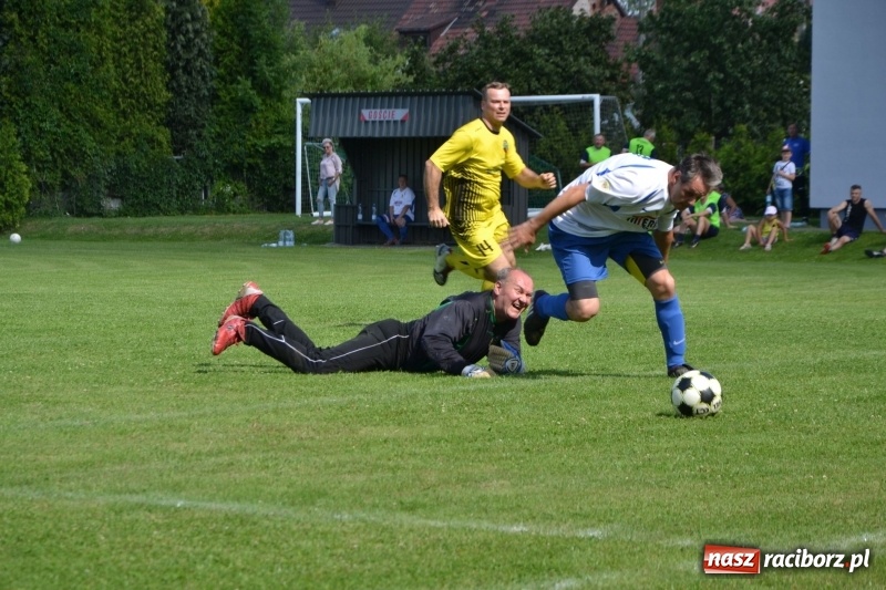 Zdjęcie w galerii na portalu naszraciborz.pl: Odlboje walczyli na murawie w Chałupkach  wiadomości z regionu
