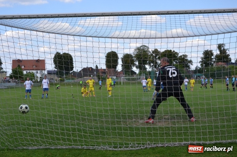Zdjęcie w galerii na portalu naszraciborz.pl: Odlboje walczyli na murawie w Chałupkach  wiadomości z regionu