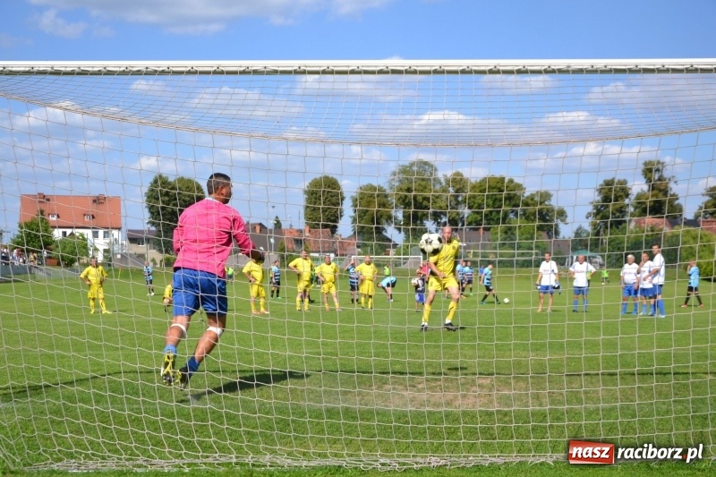 Zdjęcie w galerii na portalu naszraciborz.pl: Odlboje walczyli na murawie w Chałupkach  wiadomości z regionu