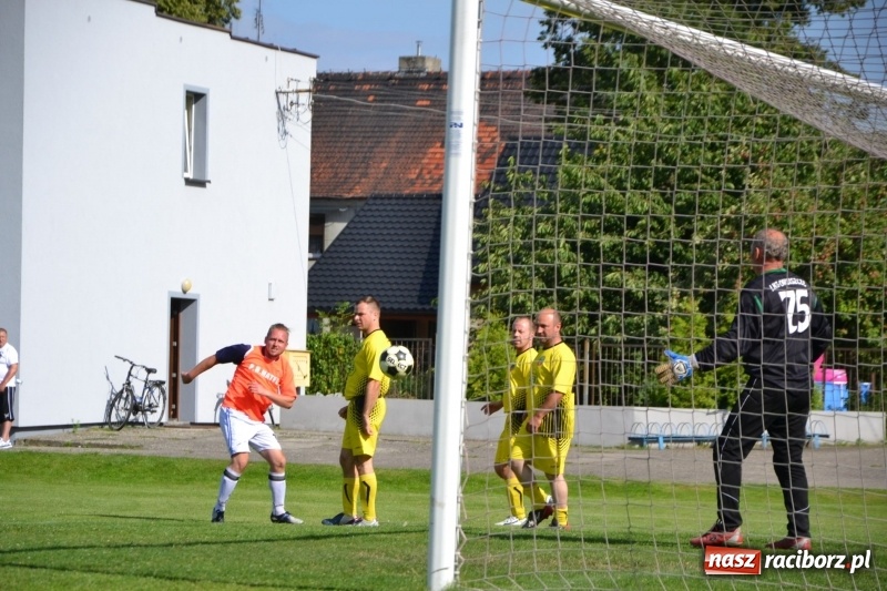 Zdjęcie w galerii na portalu naszraciborz.pl: Odlboje walczyli na murawie w Chałupkach  wiadomości z regionu