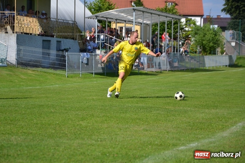Zdjęcie w galerii na portalu naszraciborz.pl: Odlboje walczyli na murawie w Chałupkach  wiadomości z regionu