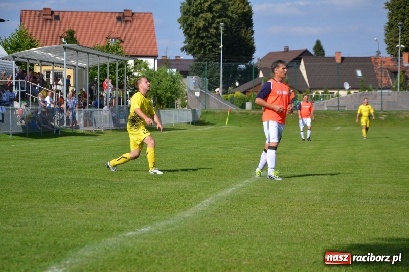 Zdjęcie w galerii na portalu naszraciborz.pl: Odlboje walczyli na murawie w Chałupkach  wiadomości z regionu