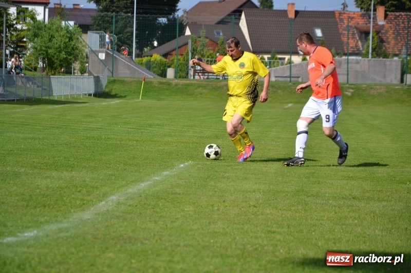 Zdjęcie w galerii na portalu naszraciborz.pl: Odlboje walczyli na murawie w Chałupkach  wiadomości z regionu