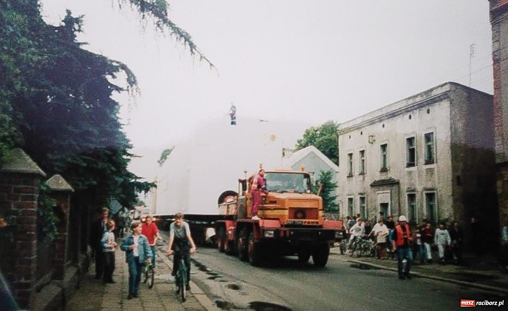 Zdjęcie w galerii na portalu naszraciborz.pl: To zdarzyło się 23 lata temu. Wielki transport przez Racibórz  wiadomości z regionu
