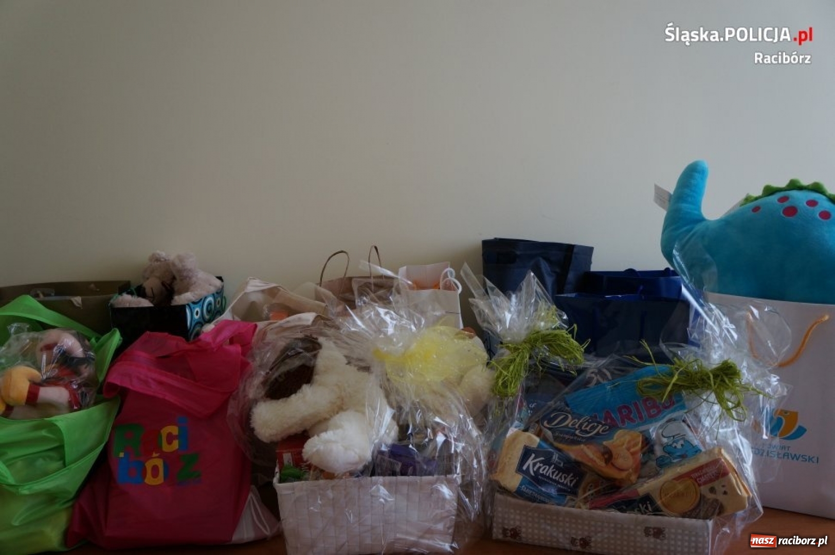 Zdjęcie w galerii na portalu naszraciborz.pl: Policjanci nie chcieli kwiatów, ale za to...  wiadomości z regionu