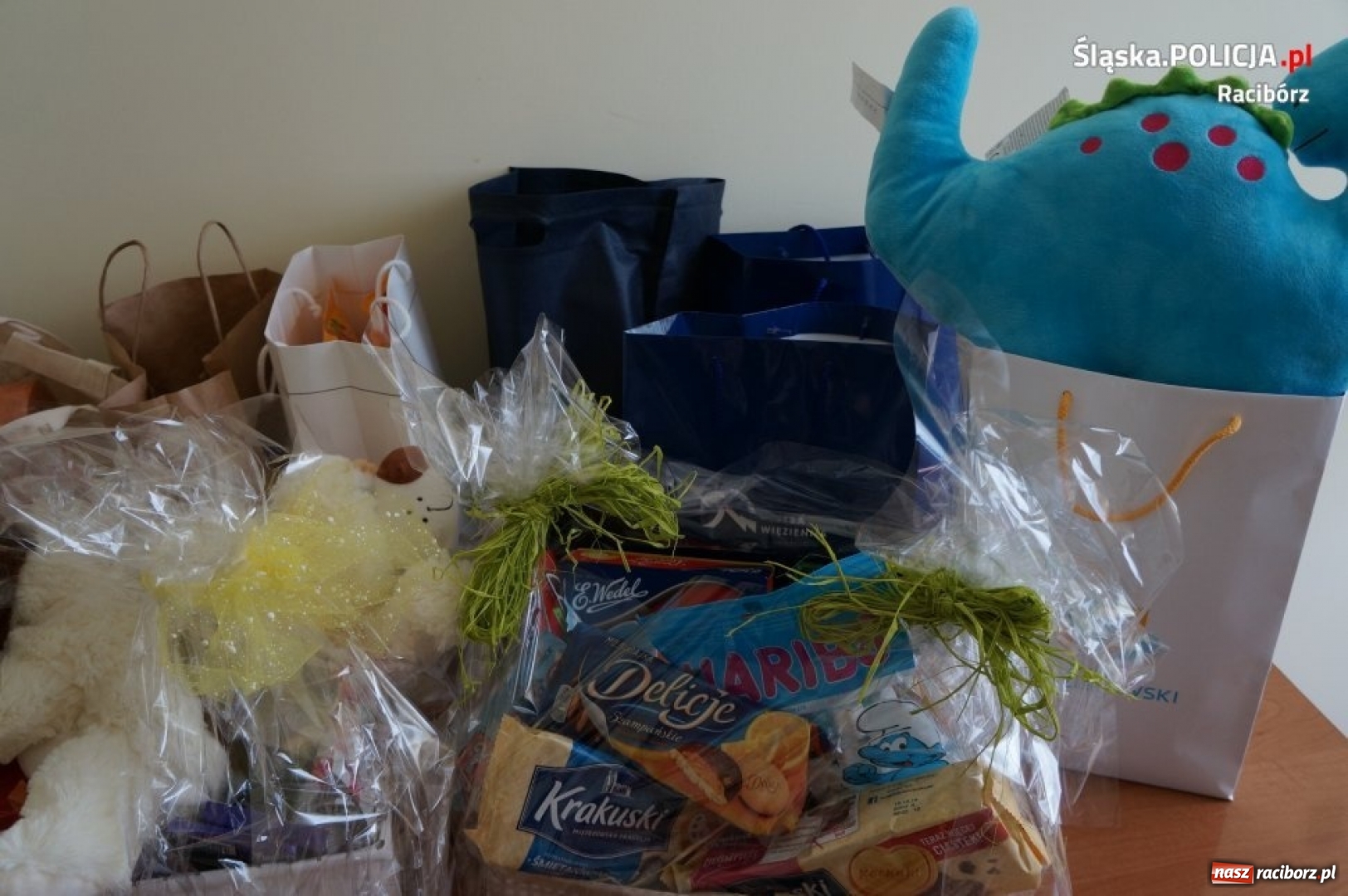 Zdjęcie w galerii na portalu naszraciborz.pl: Policjanci nie chcieli kwiatów, ale za to...  wiadomości z regionu