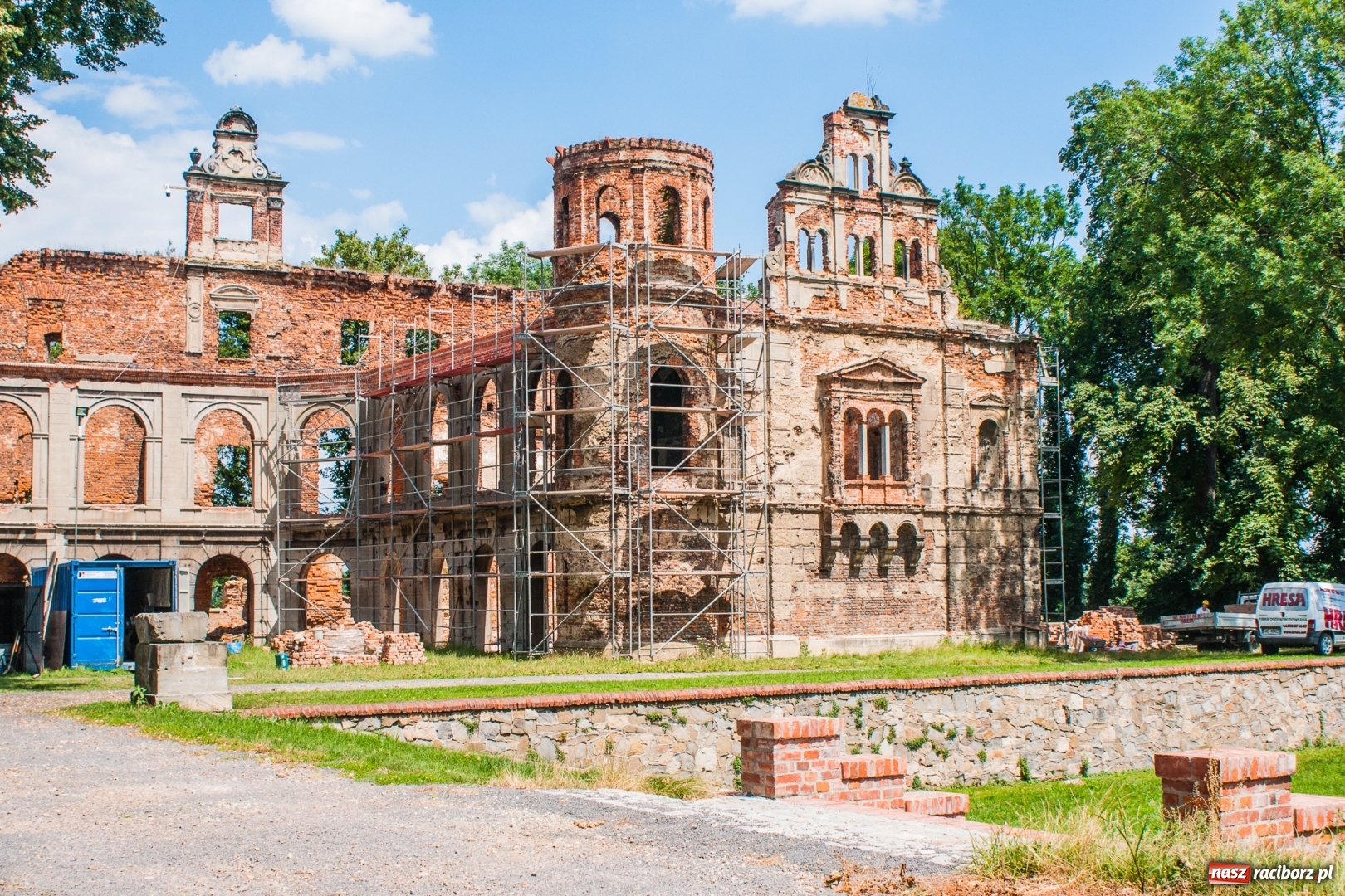 Zdjęcie w galerii na portalu naszraciborz.pl: Trwają prace przy częściowej odbudowie zamku w Tworkowie wiadomości z regionu