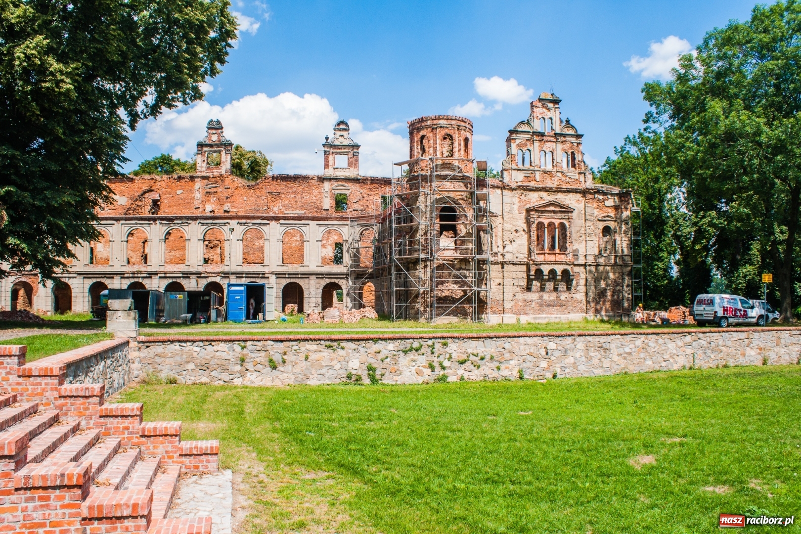 Zdjęcie w galerii na portalu naszraciborz.pl: Trwają prace przy częściowej odbudowie zamku w Tworkowie wiadomości z regionu
