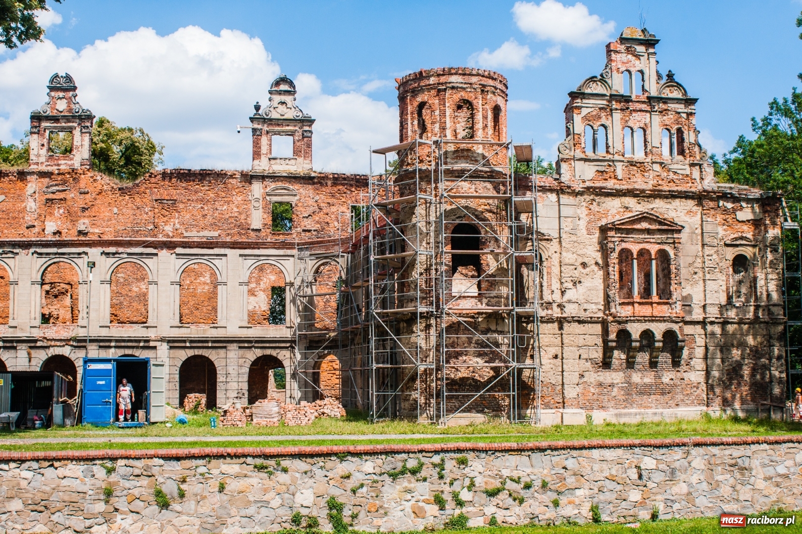 Zdjęcie w galerii na portalu naszraciborz.pl: Trwają prace przy częściowej odbudowie zamku w Tworkowie wiadomości z regionu