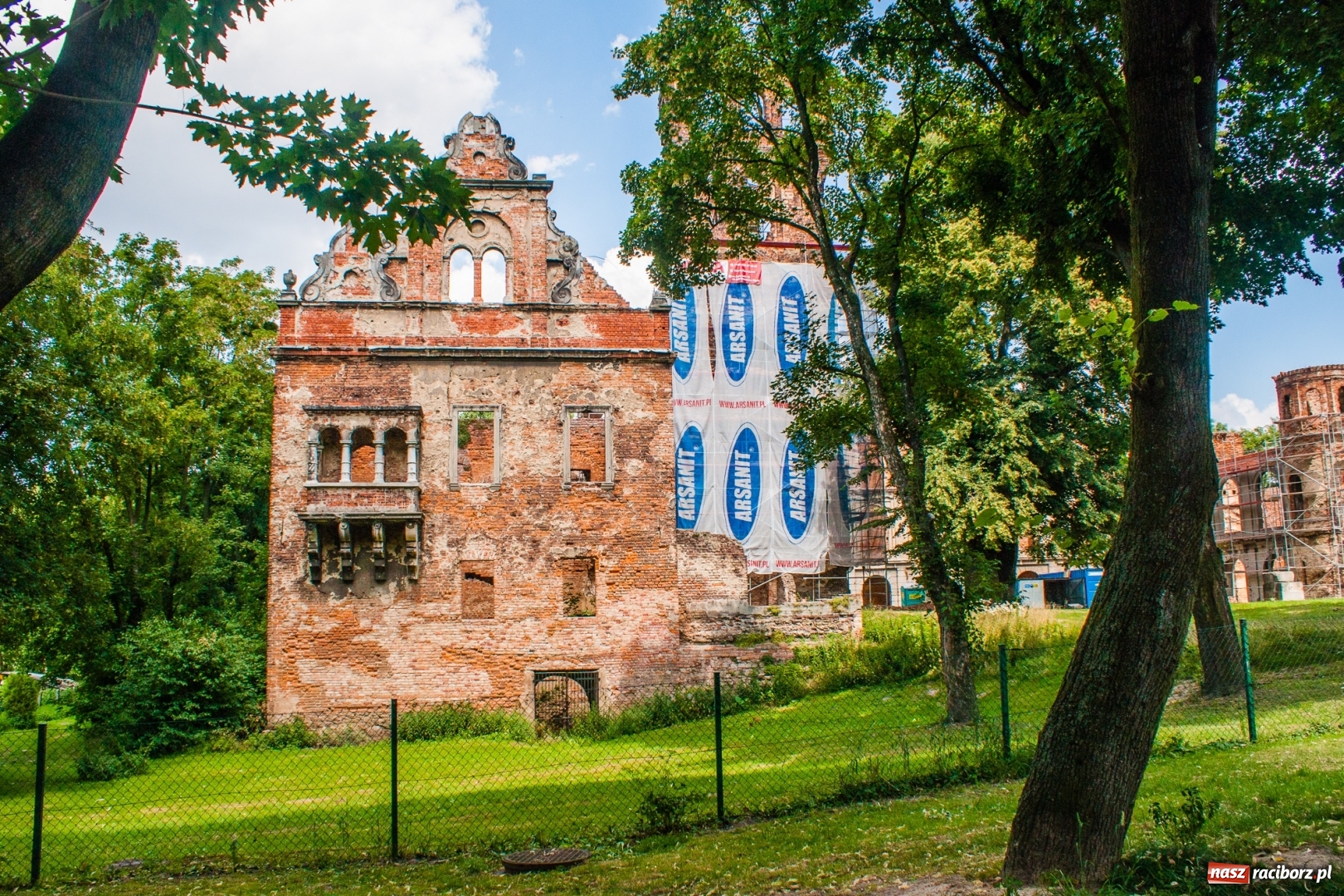 Zdjęcie w galerii na portalu naszraciborz.pl: Trwają prace przy częściowej odbudowie zamku w Tworkowie wiadomości z regionu