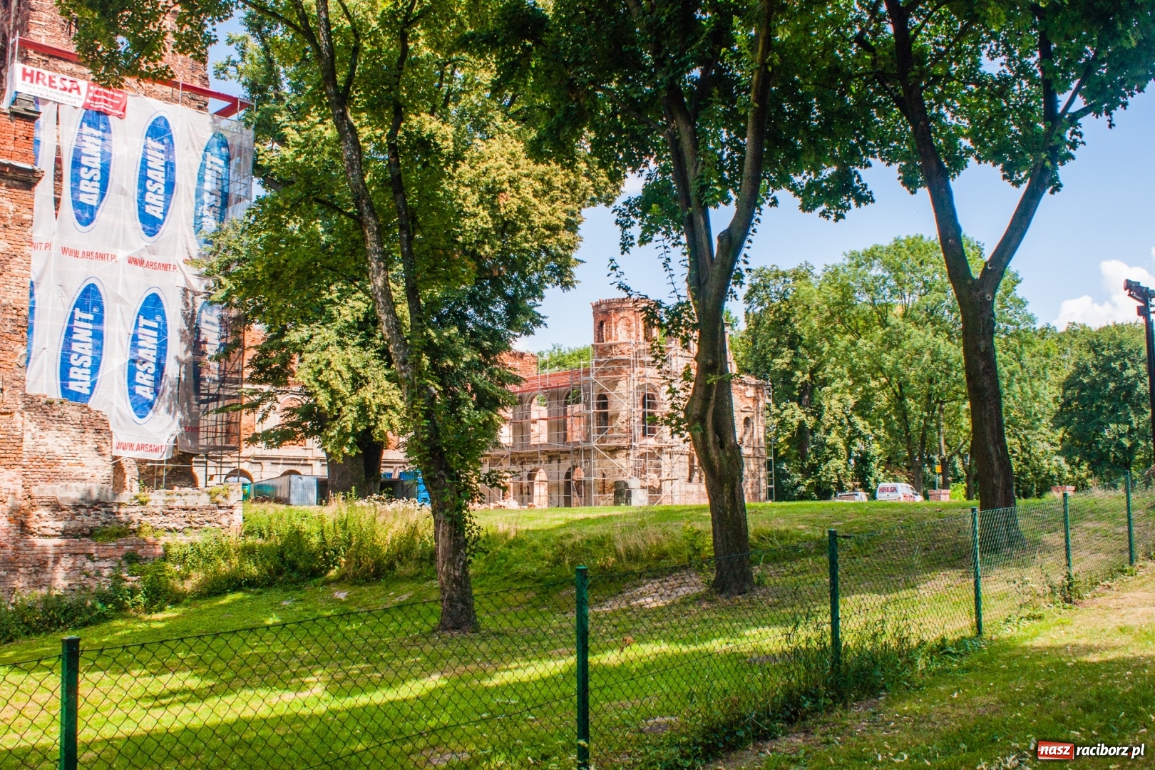 Zdjęcie w galerii na portalu naszraciborz.pl: Trwają prace przy częściowej odbudowie zamku w Tworkowie wiadomości z regionu